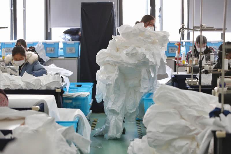 誠格醫(yī)用防護(hù)服產(chǎn)能正在逐步上升，短期目標(biāo)是每天生產(chǎn)9000件