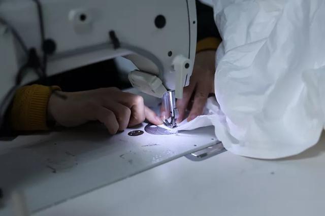 防護服緊缺？這家僅用了5天時間轉(zhuǎn)產(chǎn)防護服，日產(chǎn)量已達9000件