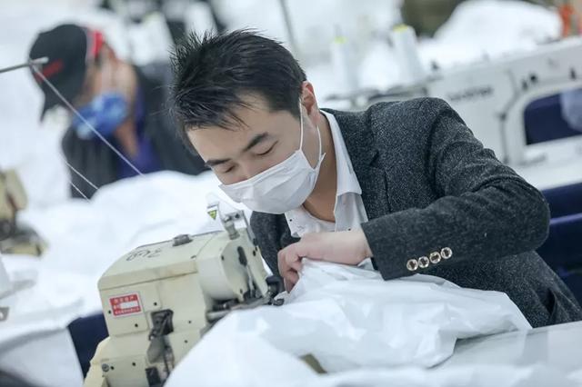 防護服緊缺？這家僅用了5天時間轉(zhuǎn)產(chǎn)防護服，日產(chǎn)量已達9000件