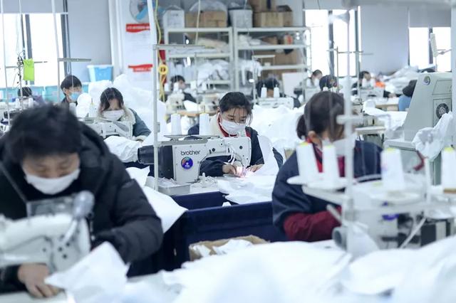 防護服緊缺？這家僅用了5天時間轉(zhuǎn)產(chǎn)防護服，日產(chǎn)量已達9000件