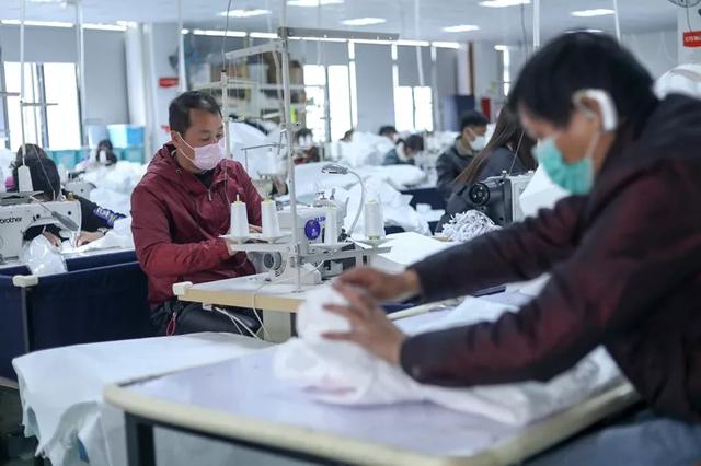 防護服緊缺？這家僅用了5天時間轉(zhuǎn)產(chǎn)防護服，日產(chǎn)量已達9000件