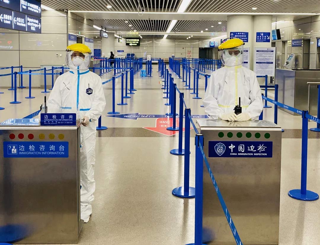 身穿誠(chéng)格防護(hù)服的“守滬者” 24小時(shí)奮戰(zhàn)在浦東國(guó)際機(jī)場(chǎng)口岸防疫一線