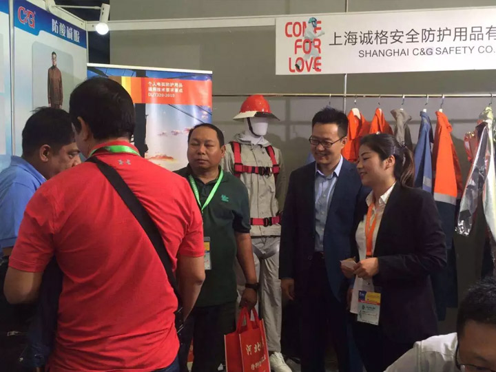 展區(qū)一角，相談甚歡，有種相見恨晚的感覺！