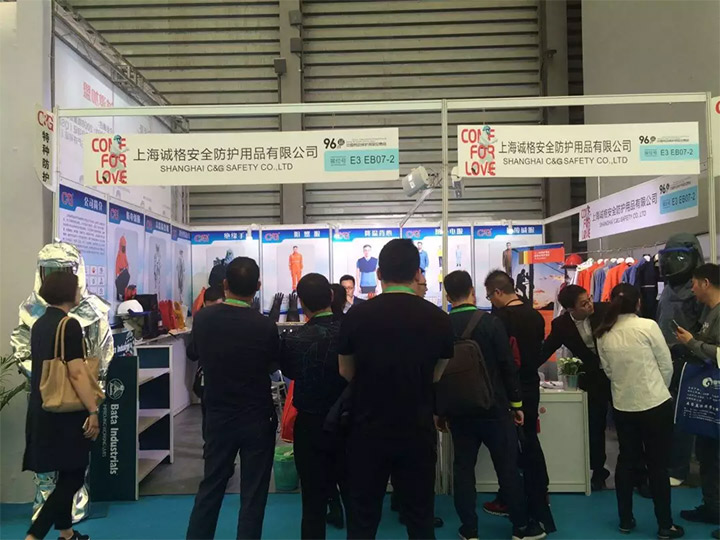 蜂擁而至，開始圍觀