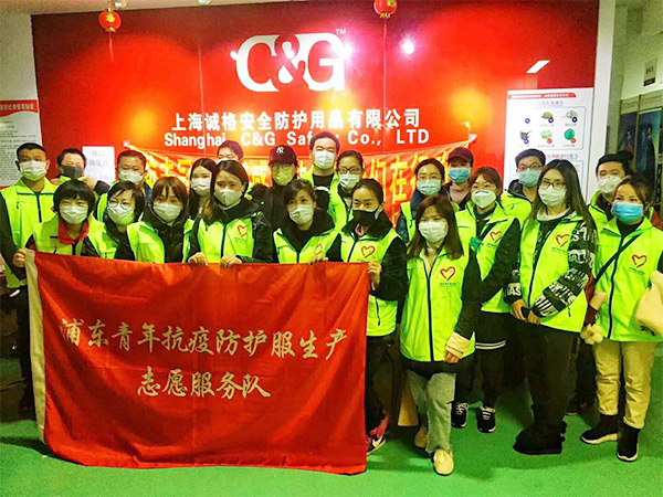 攜手戰(zhàn)“疫”，逆風(fēng)而上，上海志愿者助力抗疫防護(hù)服生產(chǎn)